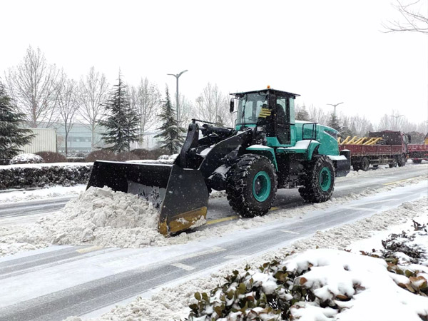 除雪保畅，山推铁肩道义勇担重任！