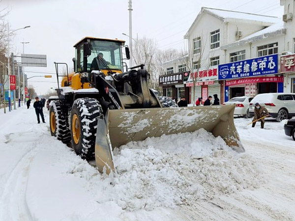 除雪保畅，山推铁肩道义勇担重任！