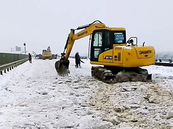 除雪保畅，山推铁肩道义勇担重任！